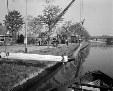 851750 Afbeelding van het plaatsen van een zinker in de Vaartsche Rijn te Utrecht, vanaf de Winthontlaan. Op de ...